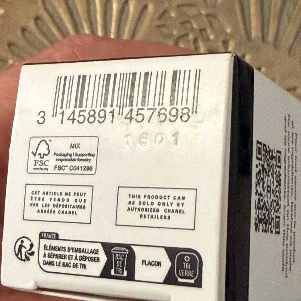 CHANEL N°1  Revitalizing Foundation - Picture 6 of 6